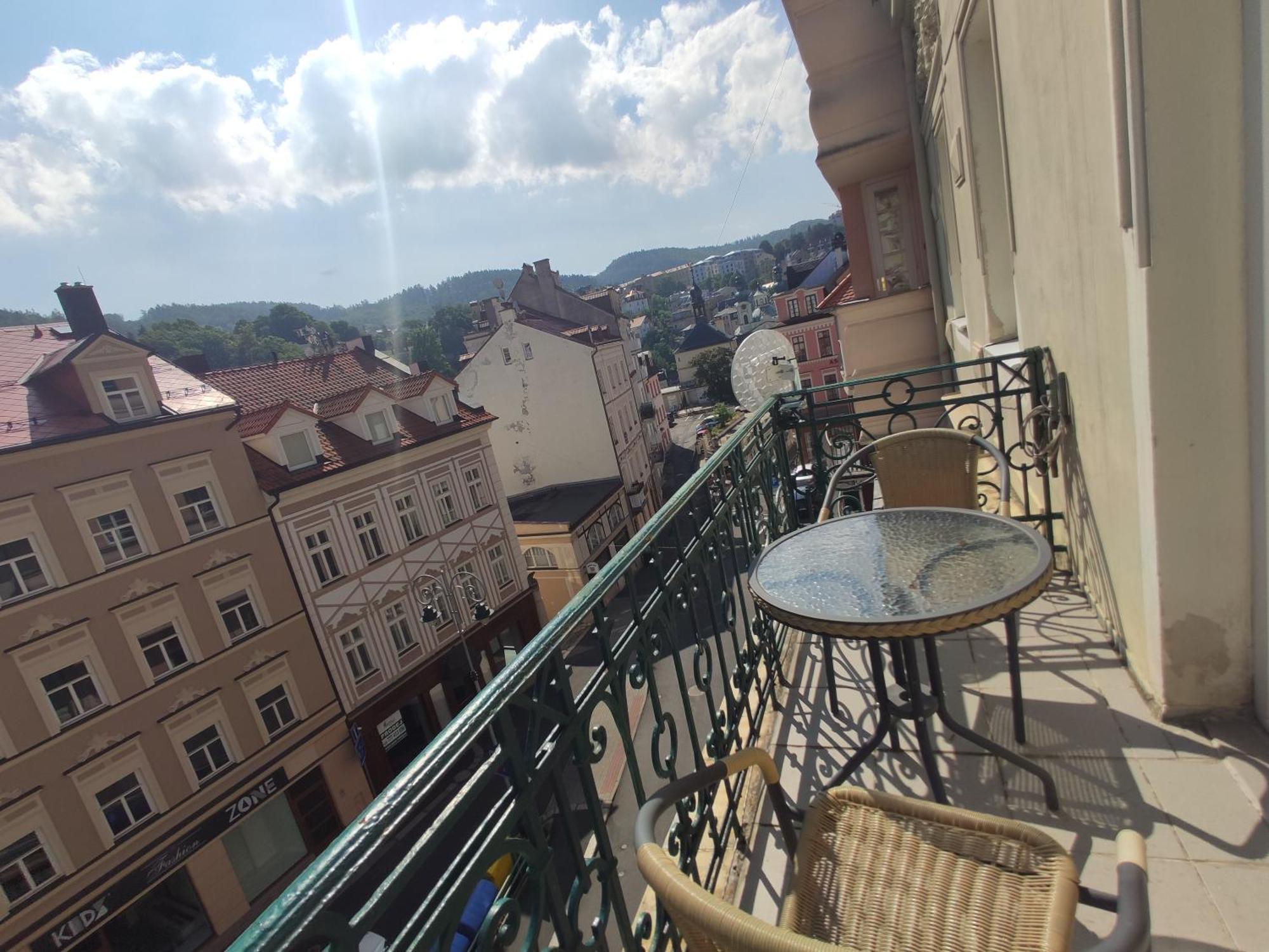 Apartmán 63m2 s balkonem v lázeňském centru Karlovy Vary Extérieur photo